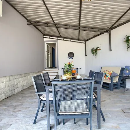 Mit Privatpool Fuer 6 Personen Ca 140 Qm In Loborika, Istrien Suedkueste Von Istrien Loborika