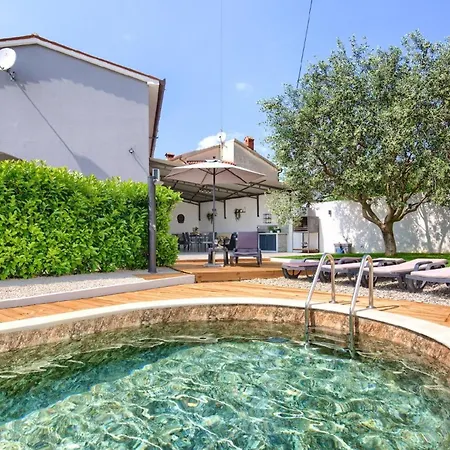 Сasa de vacaciones Mit Privatpool Fuer 6 Personen Ca 140 Qm In Loborika, Istrien Suedkueste Von Istrien Loborika